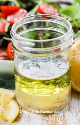 Ingredientes para una receta sencilla de aderezo de vinagreta de limón en capas en un frasco de conservas