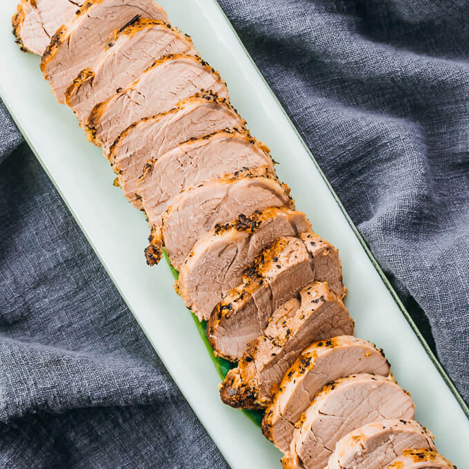 Filet de porc à l'autocuiseur à faible teneur en glucides tranché sur une plaque blanche