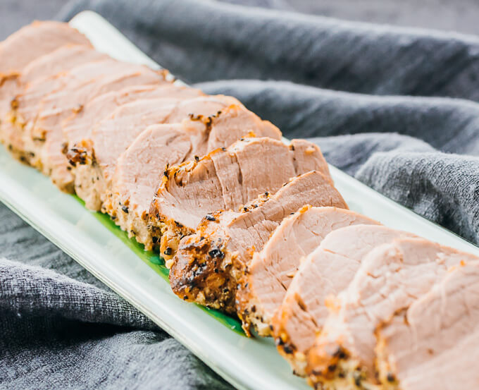 filet de porc instantané keto en tranches sur une assiette