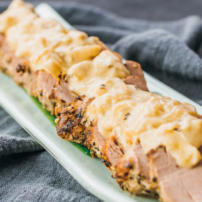 filet de porc instantané cuit, arrosé de sauce moutarde et d'oignons
