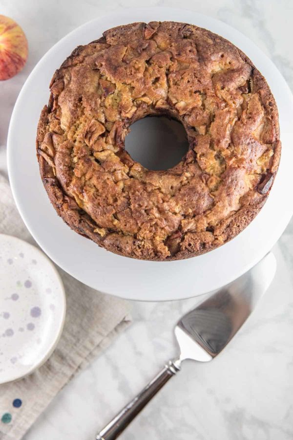 gâteau aux pommes juif bundt cake sur un stand de gâteau blanc