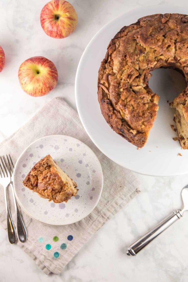 Vue de dessus d'une tranche d'un gâteau juif aux pommes coupé et servi sur une assiette du désert à côté du reste du gâteau