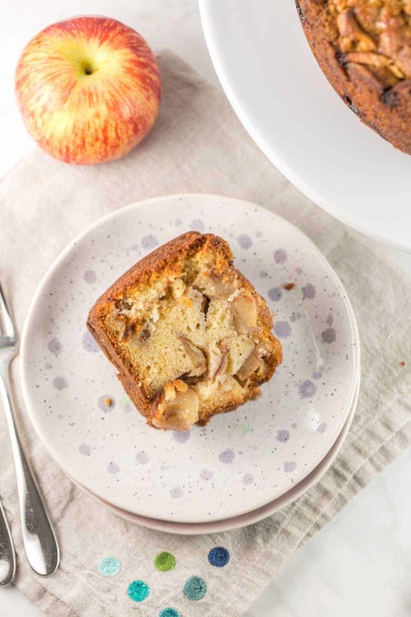 une tranche de gâteau aux pommes maison rempli de pommes fraîches et de cannelle 