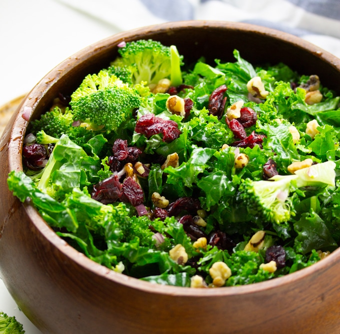 Grünkohl-Brokkoli-Salat mit süß-saurem Dressing