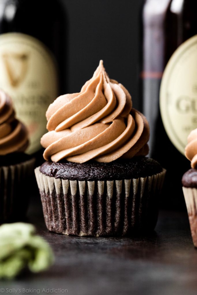 Guinness-Schokoladen-Cupcakes mit Mokka-Guinness-Buttercreme