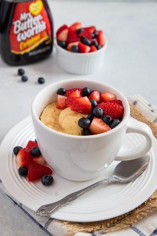 Fácil panqueques con bayas desayuno en una taza