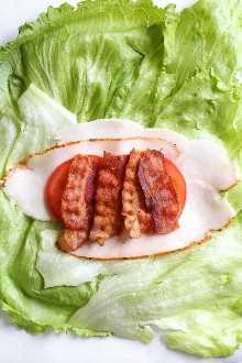 Sandwich de envoltura de lechuga Chicken Club, una idea de almuerzo baja en carbohidratos (keto) que reemplaza una envoltura de trigo por una envoltura de lechuga. ¡Solo 5 ingredientes, y menos de 10 minutos para hacer!