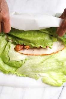 Sandwich de envoltura de lechuga Chicken Club, una idea de almuerzo baja en carbohidratos (keto) que reemplaza una envoltura de trigo por una envoltura de lechuga. ¡Solo 5 ingredientes, y menos de 10 minutos para hacer!