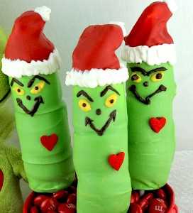 Grinch Marshmallow Pops - un divertido regalo de Navidad. Estos malvaviscos recubiertos de caramelo en forma de Grinch en un palo son muy adorables y muy divertidos de hacer. Serían perfectos para una venta navideña de pasteles o una noche de cine de Navidad de cómo el grinch robó la Navidad. Pin este adorable Adorno Navideño para más tarde y síganos para obtener más excelentes Ideas de Comida Navideña.