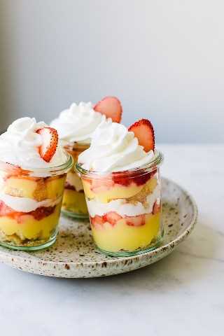 Postre helado de fresa y limón
