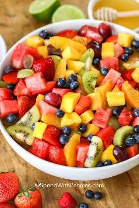 Салат из свежих фруктов с летними фруктами в миску.