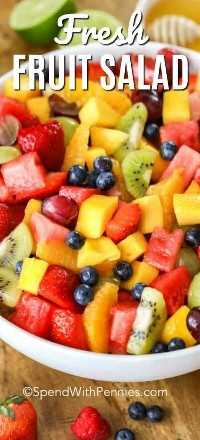 Ensalada de frutas frescas de verano con bayas, sandía y mango en un tazón para servir