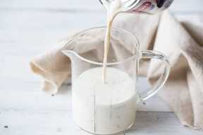 Verter la leche evaporada en una taza medidora para el pastel de tres leches.