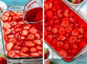 Dos imágenes que muestran antes y después de la mezcla de gelatina se vierten sobre la capa de fresa.