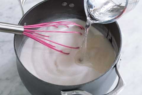 Verter el agua en la mezcla de azúcar y pectina en la olla.