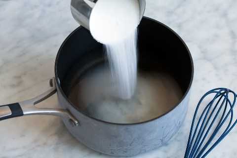 Agregar el azúcar al agua en una cacerola.