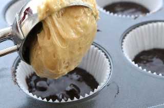 Agregue la masa de magdalenas de mantequilla de maní a los revestimientos para cupcakes