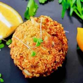 A crab cake is a popular American recipe that is prepared with crabmeat and other ingredients such as breadcrumbs, mayonnaise, mustard, and egg. It is then fried, sautéed, baked, or grilled. #AmericanRecipe #AmericanFood #AmericanCuisine #WorldCuisine #196flavors