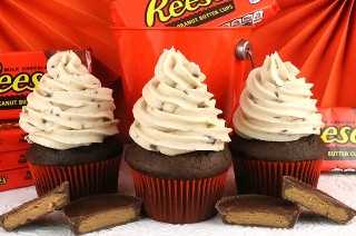 Peanut Butter Cup Buttercream Frosting - yummy homemade buttercream frosting chocked full of Reese