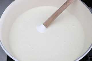 Vierta la crema, la leche y el azúcar en una sartén mediana
