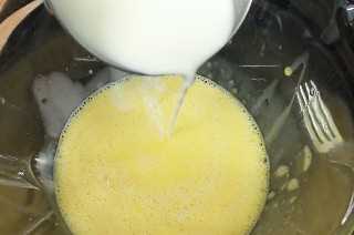 Rocíe una pequeña cantidad de la mezcla de crema en la mezcla de huevo.