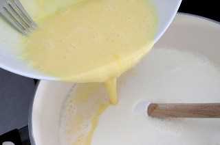 Vierta la mezcla de huevo en el resto de la mezcla de crema.