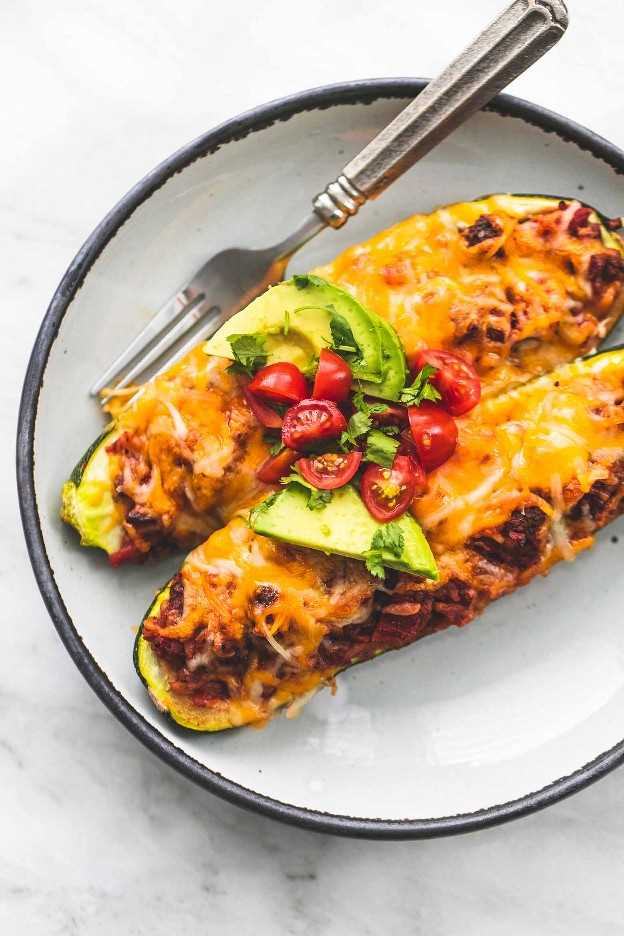 Receta de cena saludable de Easy Taco Stuffed Zucchini Boats | lecremedelacrumb.com