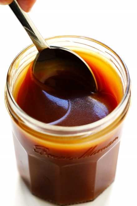 Salsa Bourbon Caramel "width =" 1100 "height =" 1649 "data-pin-description =" Esta receta de salsa Bourbon Caramel de 10 minutos es fácil de hacer y deliciosa. ¡Rocíe sobre todo, desde helado hasta fruta, brownies, tarta de queso, pasteles, bebidas de café y más! El | gimmesomeoven.com #caramel #sauce #dessert #topping #glutenfree #summer "srcset =" https://www.gimmesomeoven.com/wp-content/uploads/2019/08/Bourbon-Caramel-Sauce-Recipe-8-1100x1649 .jpg 1100w, https://www.gimmesomeoven.com/wp-content/uploads/2019/08/Bourbon-Caramel-Sauce-Recipe-8-768x1151.jpg 768w, https://www.gimmesomeoven.com/wp -content / uploads / 2019/08 / Bourbon-Caramel-Sauce-Recipe-8.jpg 1392w, https://www.gimmesomeoven.com/wp-content/uploads/2019/08/Bourbon-Caramel-Sauce-Recipe- 8-320x480.jpg 320w "tamaños =" (ancho máximo: 1100px) 100vw, 1100px "/></p>
<p>Chicos <em>esta salsa de caramelo bourbon</em>. ♡♡♡</p>
<p>Lo hemos repetido este verano para rociar sobre helado, duraznos a la parrilla, brownies, papas fritas y más. Y oh Dios mío, esto es solo <em>mágico</em>. Puedo dar fe por experiencia de que instantáneamente patea casi cualquier plato de postre a una muesca deliciosa. Y el bourbon extra y la sal marina mezclada allí harán que todos alrededor de la mesa le pidan la estadística de la receta.</p>
<div class='code-block code-block-5' style='margin: 8px auto; text-align: center; display: block; clear: both;'>


<div class='ai-rotate ai-unprocessed ai-timed-rotation ai-5-2' data-info='WyI1LTIiLDJd' style='position: relative;'>
<div class='ai-rotate-option' style='visibility: hidden;' data-index=