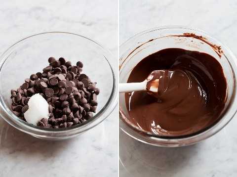 Imagen a la izquierda que muestra chispas de chocolate y aceite de coco en un tazón de vidrio antes de derretir, imagen a la derecha que muestra después de derretir.