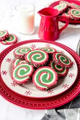 Una imagen de arremolinadas galletas de azúcar de Navidad en un plato festivo.