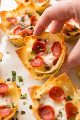 ¡Estas lindas tazas Mini Pizza Dip son cursis y deliciosas! ¡Perfecto para tu próxima fiesta, día de juego o portón trasero!
