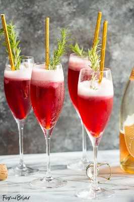 Rosé Raspberry Sorbet Mimosas es un cóctel divertido para el Día de la Madre, despedidas de soltera, brunch o simplemente para una reunión de chicas. ¡Estos cócteles femeninos son muy fáciles de hacer y todos los amarán! El | Bebidas de despedida de soltera | Bebidas del día de la madre | Cócteles de brunch | mimosa fácil | sorbete mimosa | bebida rosa