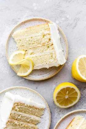 Rebanadas de pastel de limón en platos listos para dar por
