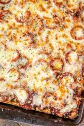 Crazy Crust Pizza - ¡nuestra nueva pizza favorita! Sin estirar la masa: la corteza está hecha de una masa líquida. Cubra la pizza con sus ingredientes favoritos. Harina, sal, condimento italiano, huevos, leche, pepperoni, salchichas, jamón, salsa de pizza y queso mozzarella. ¡AMAMOS esta pizza! Lo hemos estado haciendo una vez por semana durante el último mes. ¡Es nuestra receta favorita! #cazuela de pizza