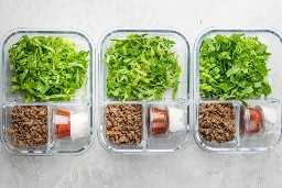 Se agregan tres recipientes de preparación de comida de vidrio transparente con lechuga, carne de taco y acompañamientos