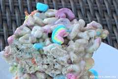 Kid Friendly Día de San Patricio - Receta Lucky Charms Marshmallow Treats - Esta es una delicia rápida y fácil con el cereal favorito Lucky Charms. 