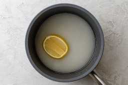 Hacer jarabe simple con agua, azúcar y rodaja de limón junto con agua de rosas