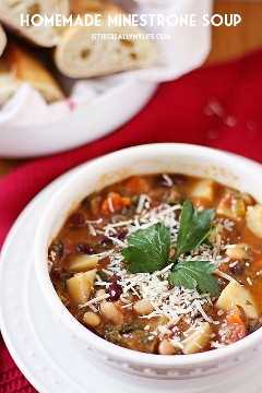 Sopa de minestrone casera: esta sopa de minestrone casera está llena de sabor gracias a la gran cantidad de verduras frescas, hierbas y panceta picada. El | halfscratched.com #recipe #soup