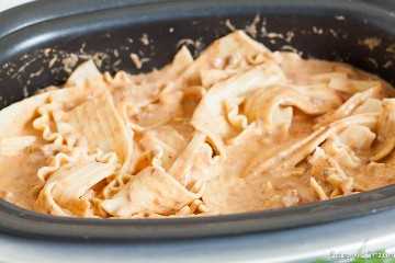 La receta de lasaña mexicana Crock Pot tiene capas de delicioso queso, frijoles refritos, carne de res y más para la mejor cena. ¡Deja que la olla eléctrica haga todo el trabajo! 