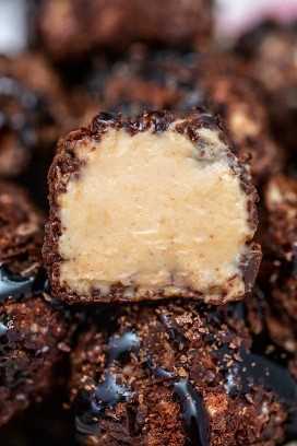 ¡Las bombas de grasa Keto Peanut Butter Cheesecake explotan con sabores que son demasiado buenos para resistir! #keto #fatbombs #ketodesserts #ketorecipes #sweetandsavorymeals
