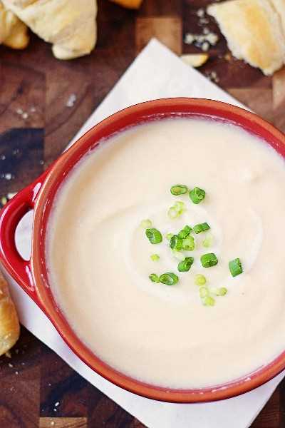 Copycat Cafe Zupas Wisconsin Coliflower Soup - ¡La sopa de coliflor Copycat Cafe Zupas Wisconsin seguramente se convertirá en una de las sopas más solicitadas de su familia! ¡Es cremoso, cursi y perfecto para las frías noches de invierno! El | halfscratched.com #recipe #soup