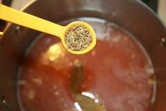 Agregar el condimento italiano a la sopa