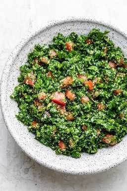 Ensalada Kale tabbouleh después de mezclar y lista para comer
