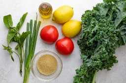 Ingredientes para hacer la receta: col rizada, tomates, limones, aceite de oliva, bulgur, cebolla verde y menta