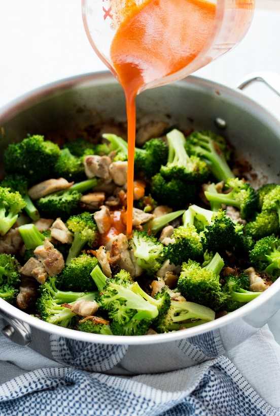 Este Buffalo Chicken and Broccoli Bowl es rápido, fácil y sabroso. ¡El pollo y el brócoli en salsa de búfalo, servidos sobre arroz de coliflor hacen una comida amigable sin gluten, baja en carbohidratos, alta en proteínas, paleo y entera!