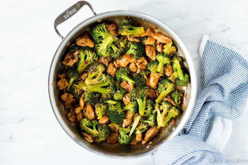 Este Buffalo Chicken and Broccoli Bowl es rápido, fácil y sabroso. ¡El pollo y el brócoli en salsa de búfalo, servidos sobre arroz de coliflor hacen una comida amigable sin gluten, baja en carbohidratos, alta en proteínas, paleo y entera!