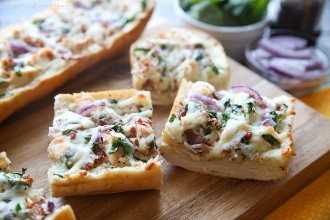 Chicken Alfredo Garlic Bread Pizza es una cena rápida y fácil con mucho sabor. ¡Recoge una hogaza de pan francés y haz esto esta noche!