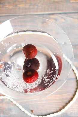 Magnífica y sofisticada, esta receta de cóctel Sparkling Black Cherry Martini es perfecta para Año Nuevo, San Valentín o una fiesta temática de Great Gatsby.