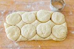 Cortar galletas de masa de galletas