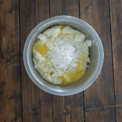 Agregar huevos, harina y especias a la mezcla. 